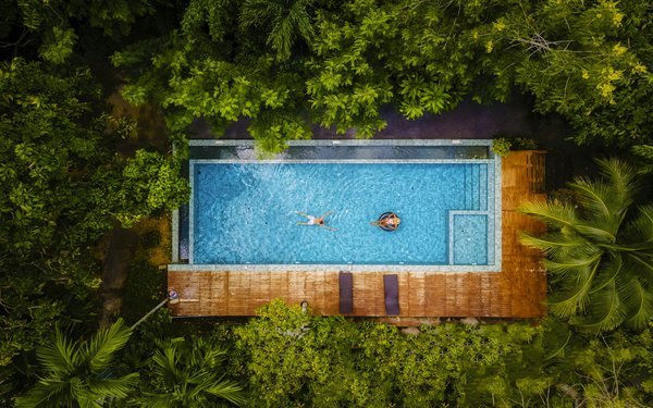 Construire une piscine hors-sol en bois : guide pratique et écolo