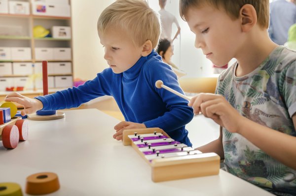 Jouet musical en bois : un cadeau authentique pour un enfant